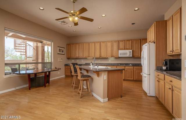 533 W DESERT FLOWER Lane