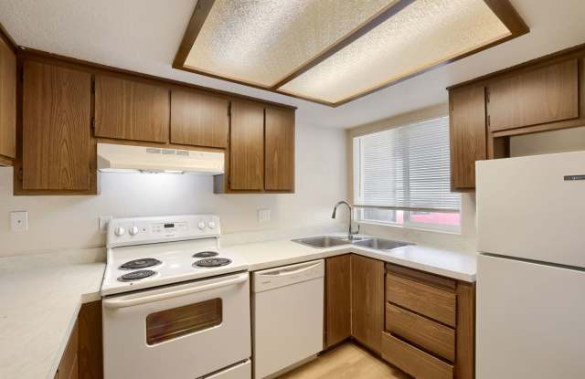 Townhome Style 2bed/1.5bath Unit in Everett!