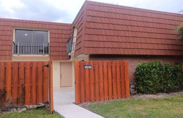 2BD/2.5BA Beautifully Renovated Two Story Townhouse in Delray Beach!!