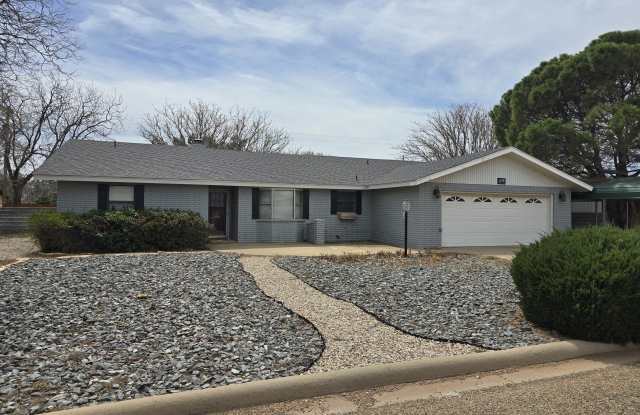 608 East 17th Lane - 608 East 17th Lane, Portales, NM 88130