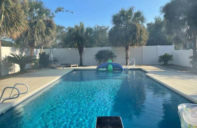 !!$500 off First months Rent!! Private 1-Acre Retreat with Pool, Screened Porch  Spacious Interior