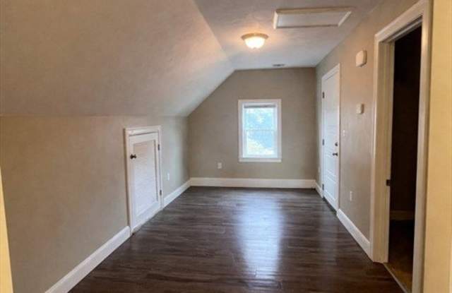 301 W Elm St unit: 3