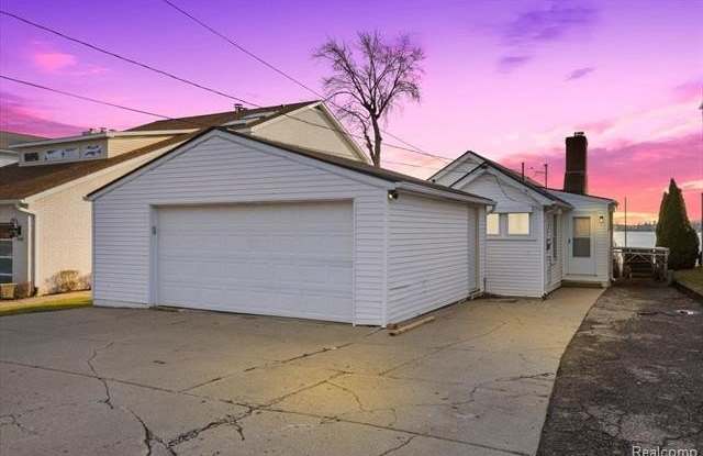 3733 LAKE FRONT Street