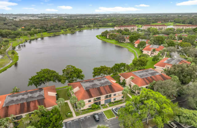 Gorgeous 3 bedroom Corner Unit with Lake view in Coconut Creek