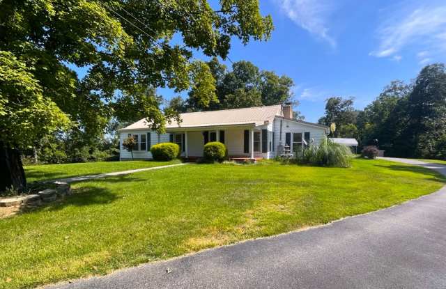 Cozy 3 bedroom home with country feel! Large Acreage!