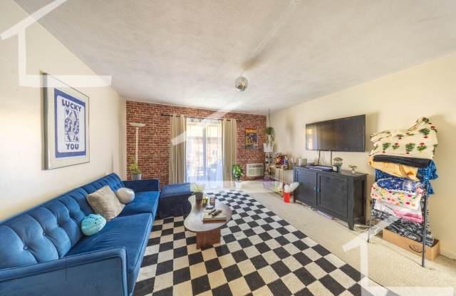 AWESOME 2 BED IN CHESTNUT HILL!!!!!