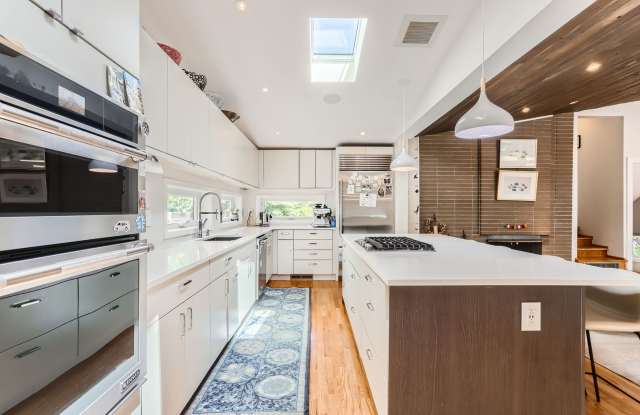 Downtown Boulder Mid-Mod Retreat w/ Hot Tub