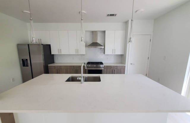 J5 - BRAND NEW CONDO IN HEART OF MIDTOWN
