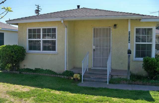 La Loma Area Duplex - 2014 Glendale Avenue, Modesto, CA 95354