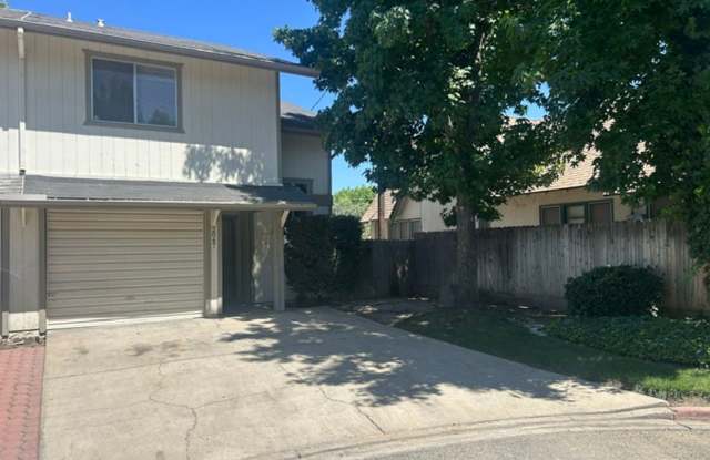 2 Bedroom 1.5 Bathroom Condo In SE Visalia!!