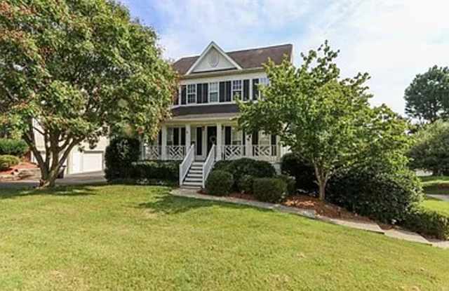 Welcome to 4820 Manteo Lane—3 BD/2.5 BA house located on a cul-de-sac street in the Farmbrook Subdivision!