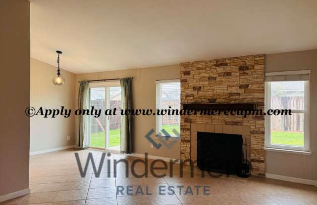 Available now! Charming 3-bed, 2-bath Gem in East Del Paso Heights- Your Perfect Home Awaits!