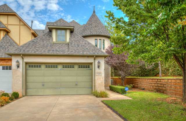 End Unit- @ Muirfield Village- Classic Bill Roberts Custom Built- 4 Bedrooms+ Media Room- Close to Rose Creek and Gaillardia Golf Course- Edmond Schools- Maintenance  Lawncare included