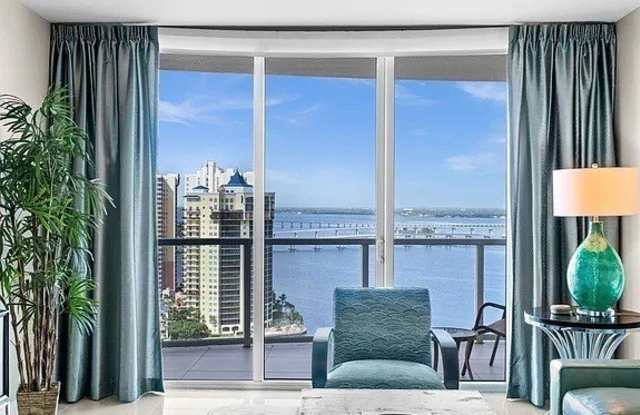3000 Oasis Grand Boulevard