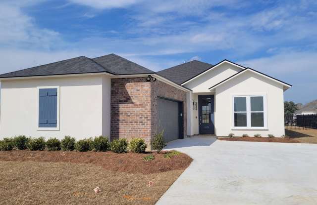 4br home in Zachary only 2yrs old!