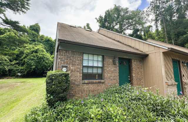 AWESOME 2/2 w/ Washer/Dryer, Vaulted Ceilings, Split Plan, Fenced in Yard, & More! Walk/Bike to FSU/TCC! $1295/month Avail August 1st!