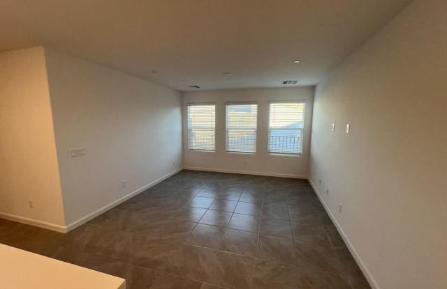 ELEGANT 2BED, 2BATH TOWNHOME!