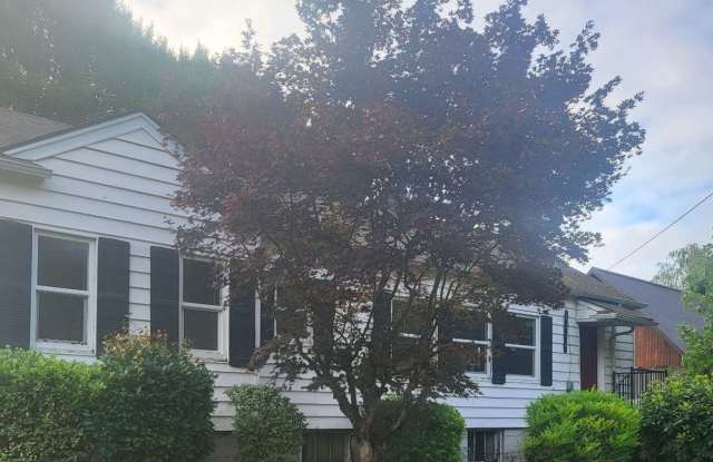 Charming Vintage Three Bedroom In Camas