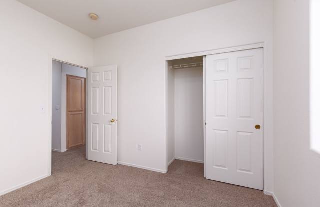 Single story, 4br with no HOA