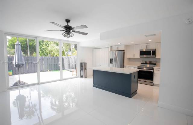 Photo of 2714 Northeast 8th Street