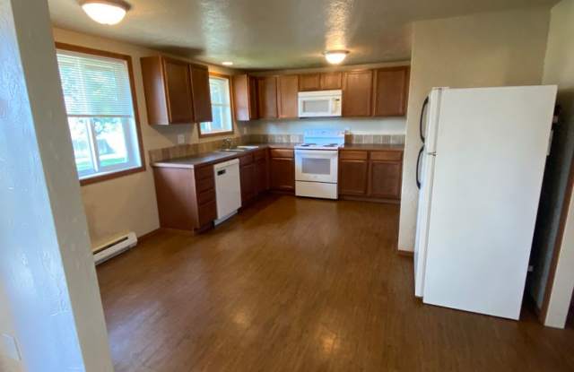 Spacious & Bright 2-Bedroom, 1-Bath upper-level fourplex- located in Spokane Valley!