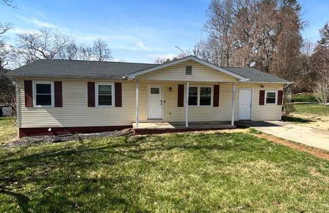 Spacious 3BR Rancher Near Washington Pike – Quiet Setting, Minutes to Downtown!