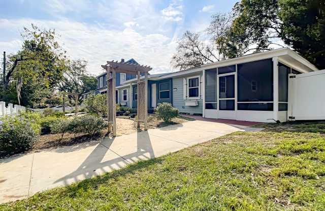 2 Bedroom, 1 Bath Duplex in Groveland - Priced to Rent!