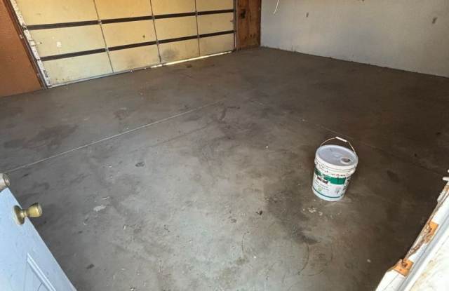 CUTE AND AFFORDABLE 3 BEDROOM IN APPLE VALLEY!