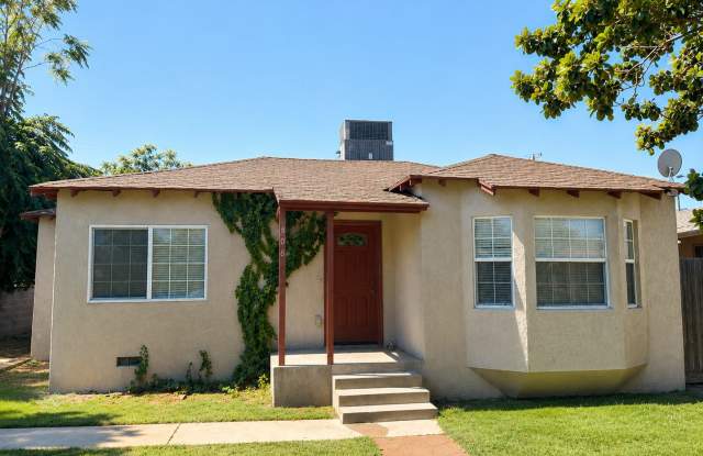 Charming 2 Bedroom, 1 Bathroom Home with Garage & Large Backyard – Available Now!