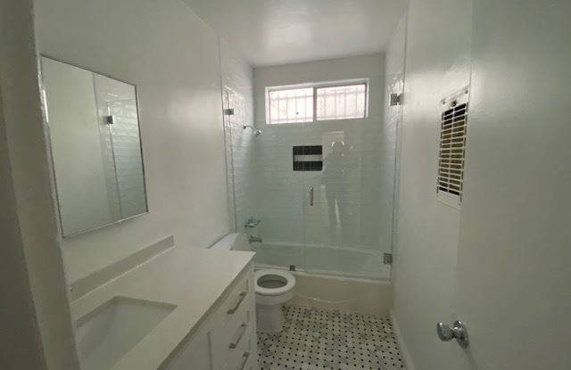 2046 South Sherbourne Dr. 6