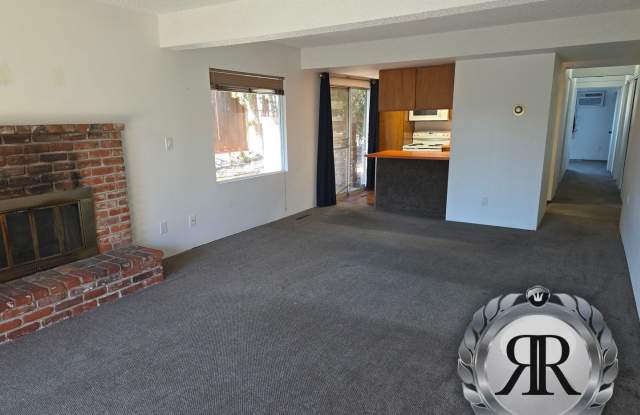 2 Bedroom, 1 Bath duplex, Close to 40th  Summitview