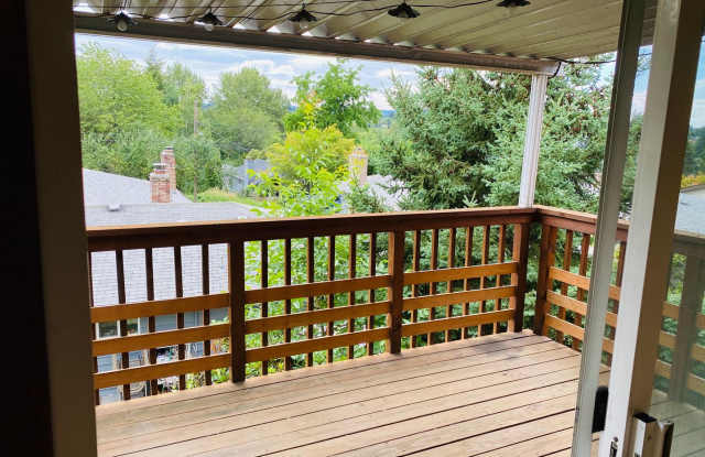 Milwaukie Triplex in quiet neighborhood w/ garage parking