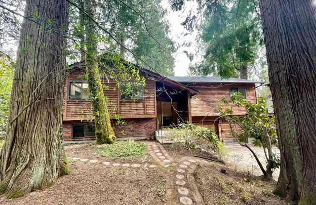 Nestled in the Trees 3 Bed 2.5 Bath in Lake Oswego ~ Washer  Dryer, Hardwood Floors and More! - 3525 Red Cedar Way, Lake Oswego, OR 97035
