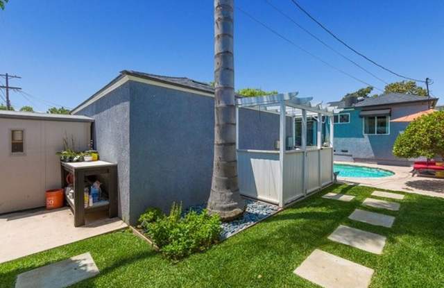 PRIVATE HOUSE.. POOL. 3 Bedroom + 2 Bath. In UNIT WASHER / DRYER