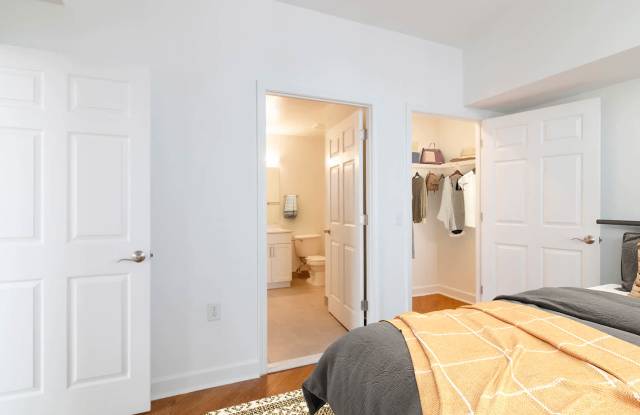 Photo of 1800 Oak Apartments