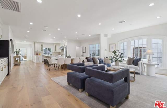 Photo of 916 S Rimpau Blvd