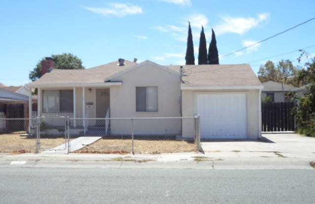 ***COMING SOON*** Three Bedroom, 1 1/2 Bathroom House with 2 Garages and Side Yard Access in Pittsburg