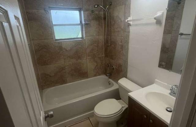 **Ask about the TWO WEEKS FREE**2/1 APARTMENT READY FOR RENT LONGTERM -- PET FRIENDLY -- FORT MYERS **
