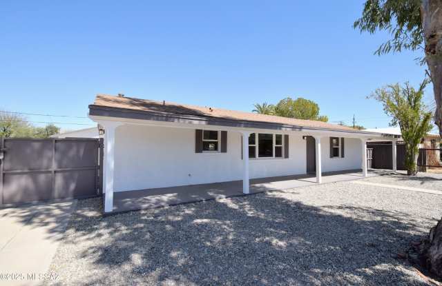 4233 E Lester Street