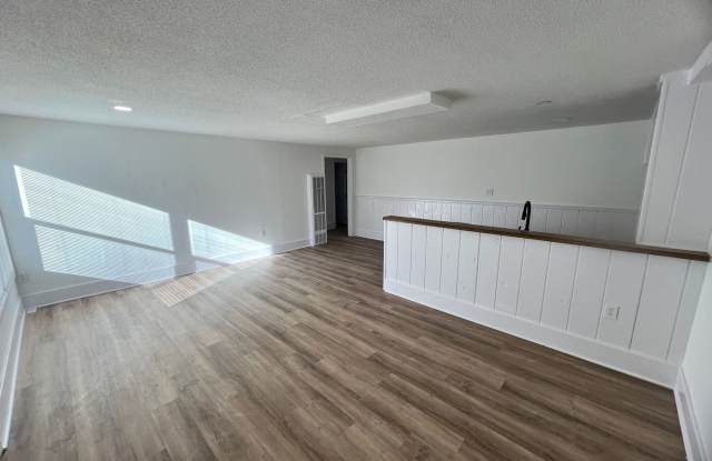 Cozy 1-Bedroom Triplex Unit with New Appliances