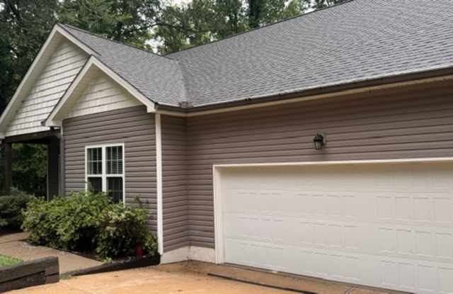 2 Bedroom 2 Bath home with Garage