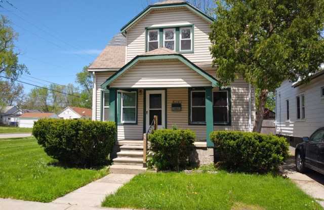 3 bedroom 1.5 bath bungalow in Warren! $1,000/mo