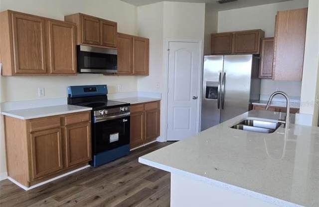 1612 SCARLET OAK LOOP