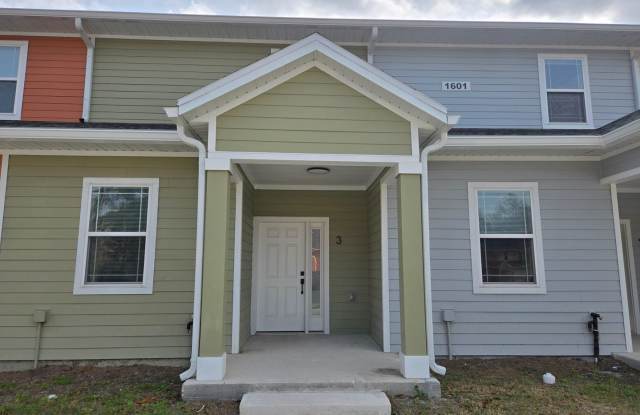 Eagle Trace Townhomes | 3BR/3.5BA | 2.3 Miles to UF– New Construction