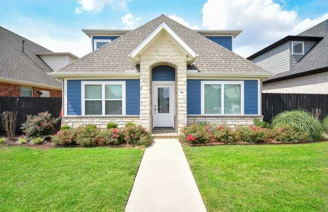 4 Bedroom 3.5 Bathroom Home in the heart of Fayetteville, AR!!