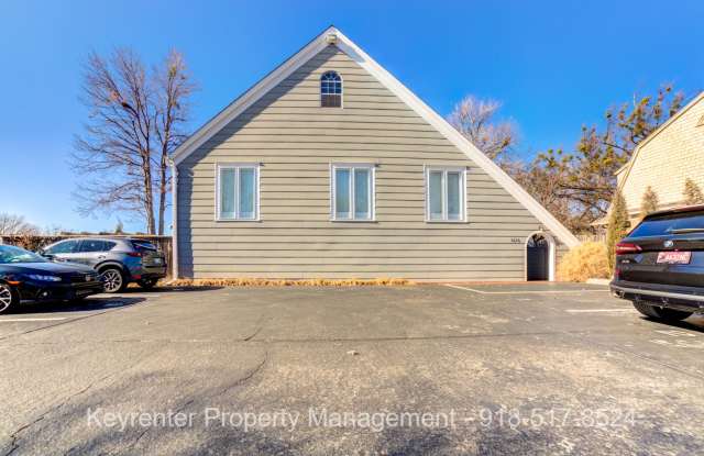 2 Bed 2.5 Bath Right off Cherry Street!!