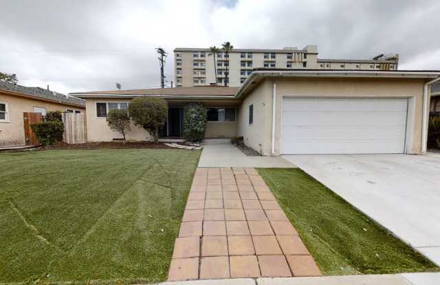 Usually rents to 8-11 people. HUGE 6BD/5BA, Lots of Parking!!
