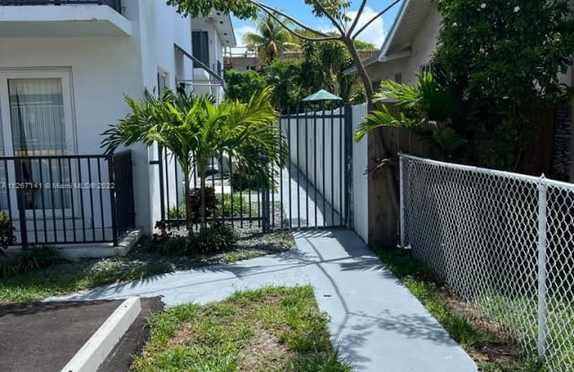 1262 SW 2nd St - 1262 SW 2nd St, Miami, FL 33135