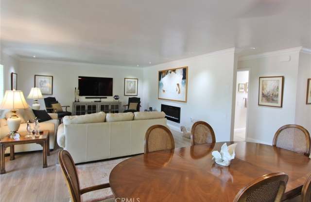 2405 Via Mariposa West