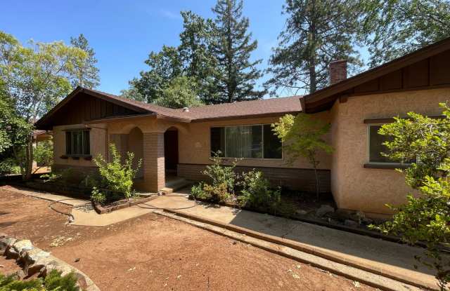 Paradise Oasis-3 bed 2 bath home, Back yard, covered deck, garage, no cats